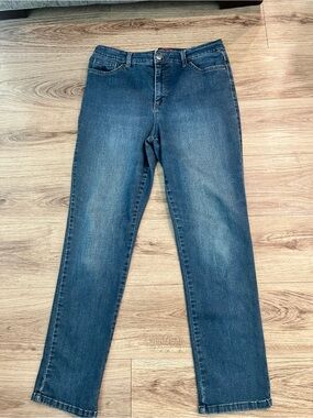 Gloria Vanderbilt Straight Leg Jeans in Medium Wash Blue